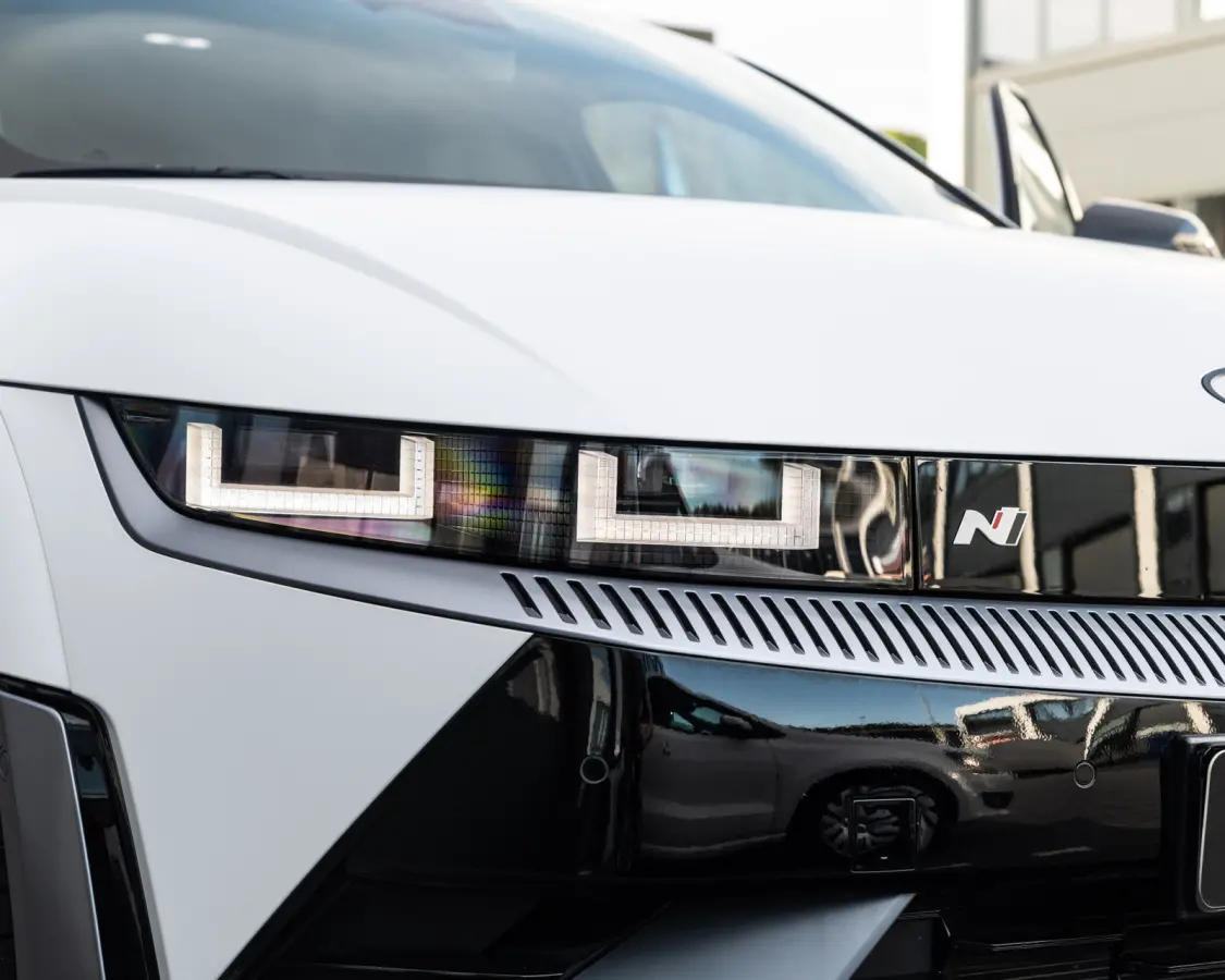N AWD 84 kWh 650 PK ATLAS WHITE MATTE, N E-SHIFT, HEAD UP