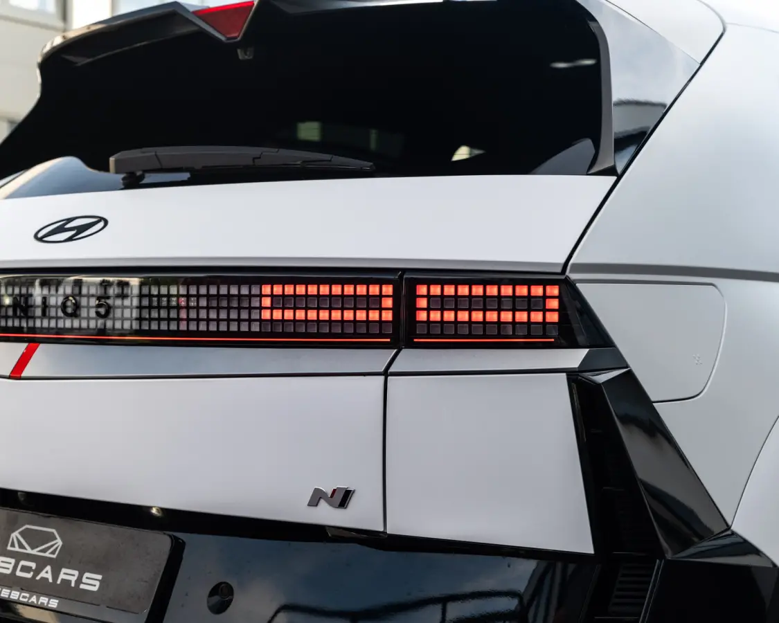 N AWD 84 kWh 650 PK ATLAS WHITE MATTE, N E-SHIFT, HEAD UP