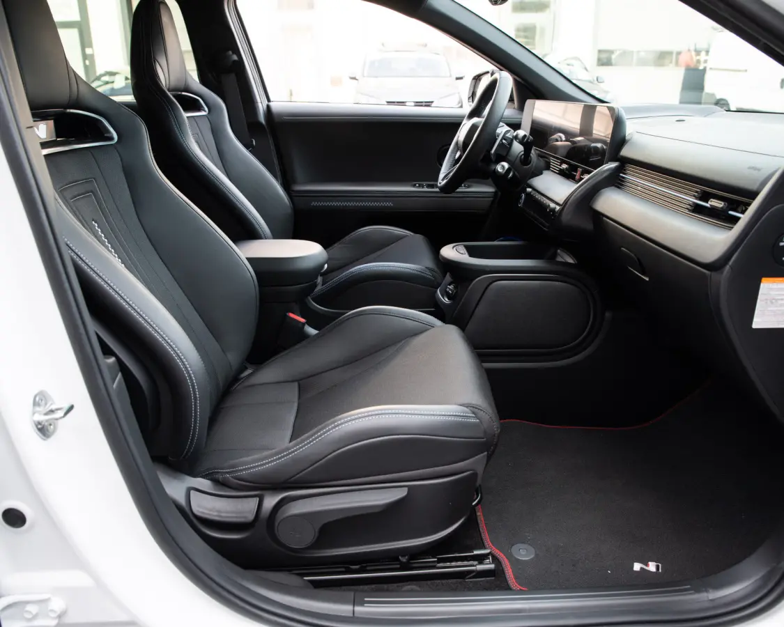 N AWD 84 kWh 650 PK ATLAS WHITE MATTE, N E-SHIFT, HEAD UP