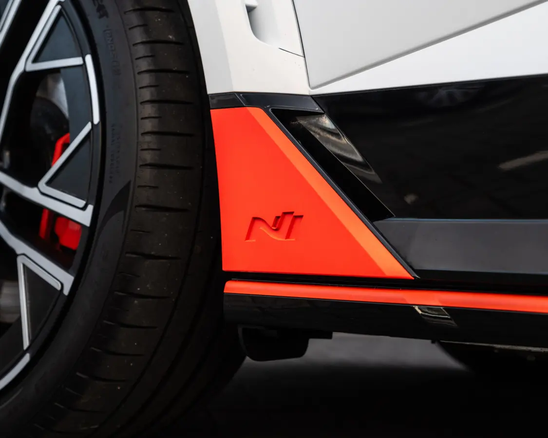 N AWD 84 kWh 650 PK ATLAS WHITE MATTE, N E-SHIFT, HEAD UP