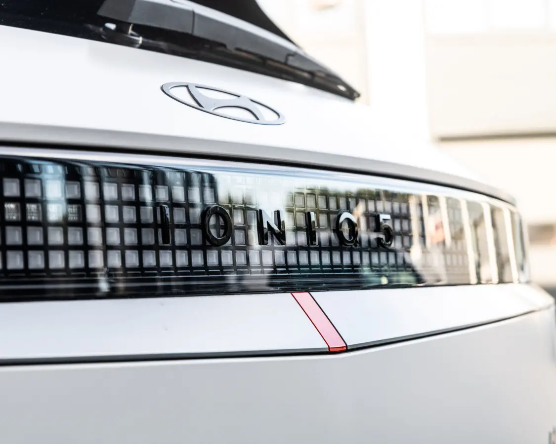 N AWD 84 kWh 650 PK ATLAS WHITE MATTE, N E-SHIFT, HEAD UP