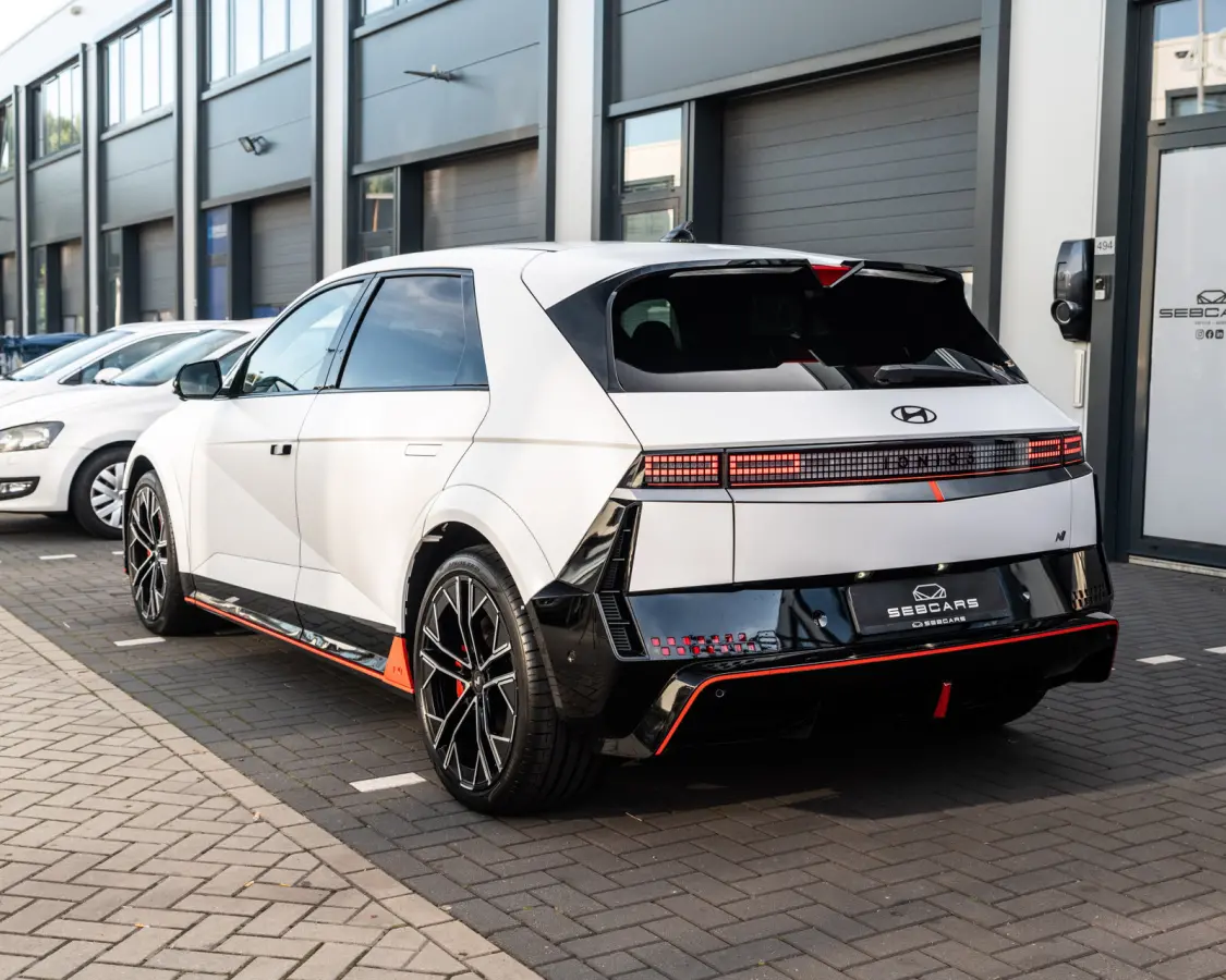 N AWD 84 kWh 650 PK ATLAS WHITE MATTE, N E-SHIFT, HEAD UP