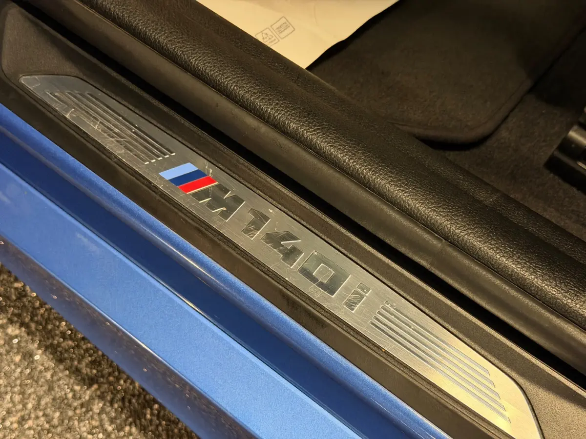 M140i xDrive Special Edition 400-PK!/VIRTUAL/NAVI/LED/H-K/SCHUIFDAK/ALCANTARA/M-PERFORMANCE-UITLAAT/12-MND-GARANTIE