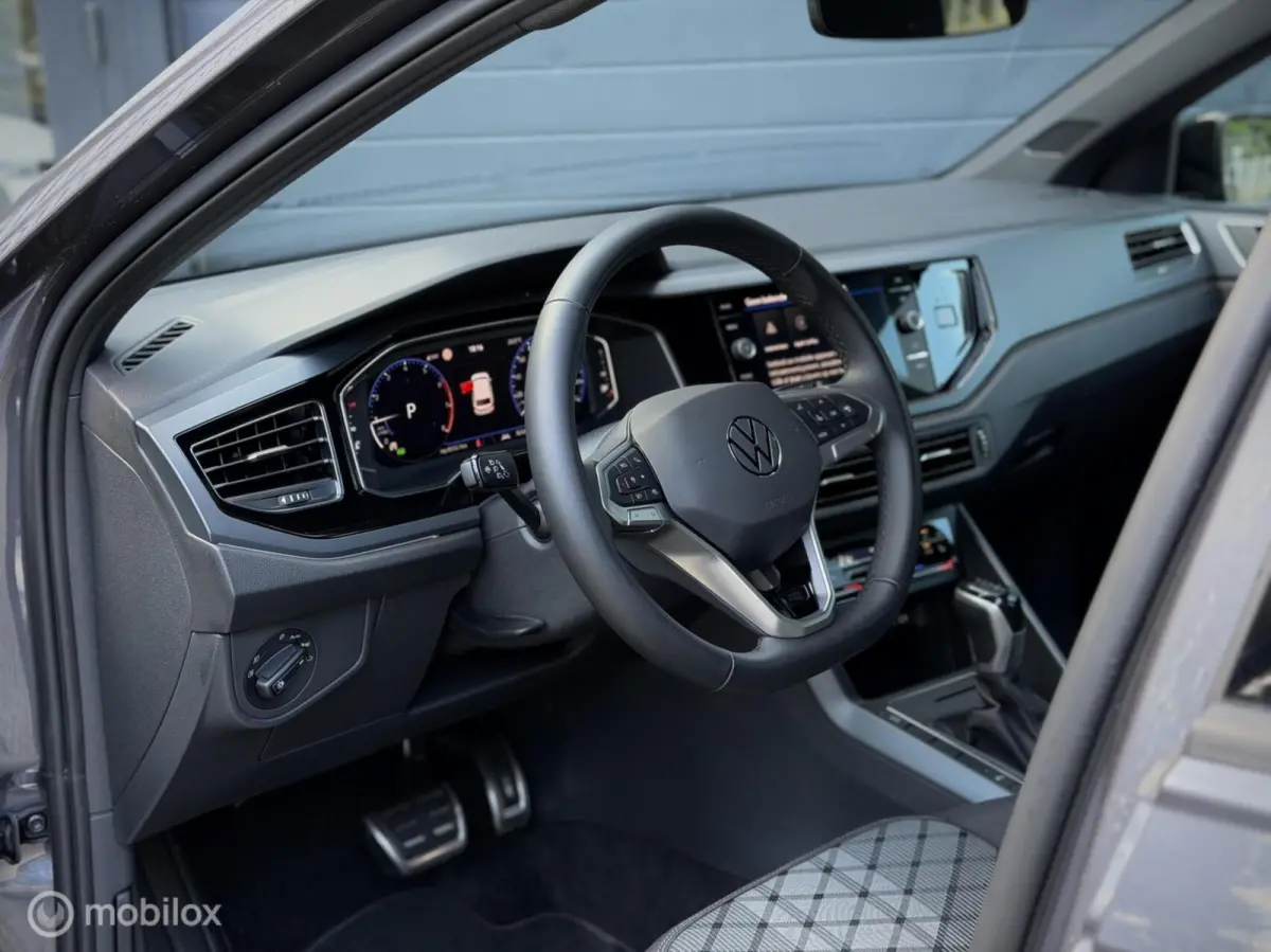 1.0 TSI R-Line. BTW, Camera, DSG, IQ, Clima, Stoelvwr, ACC,