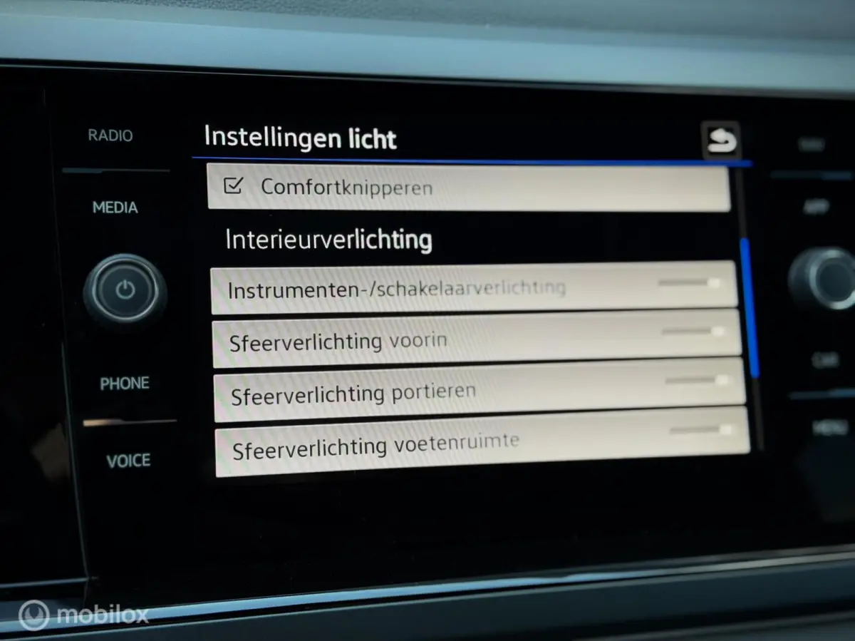 1.0 TSI R-Line. BTW, Camera, DSG, IQ, Clima, Stoelvwr, ACC,
