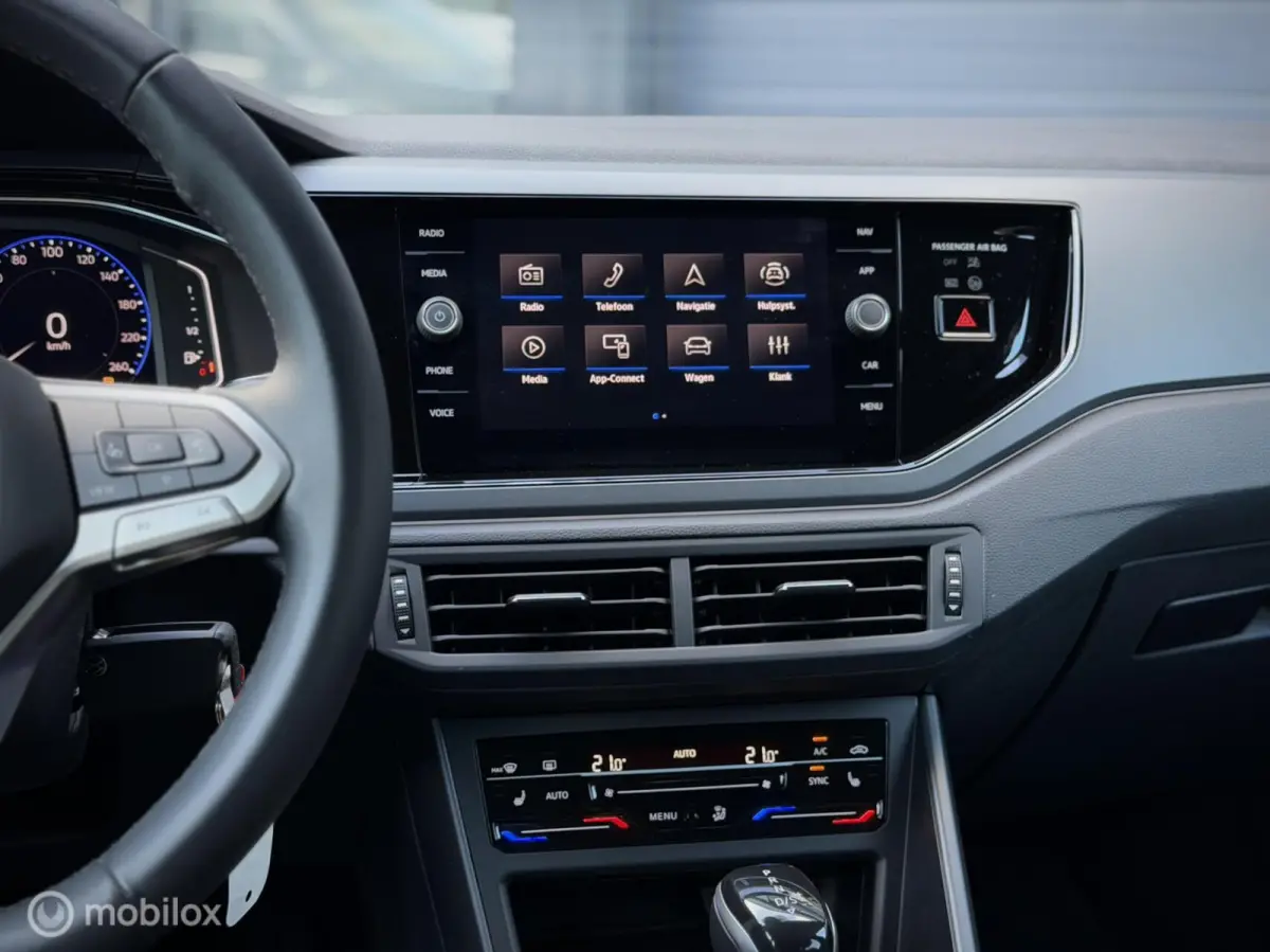 1.0 TSI R-Line. BTW, Camera, DSG, IQ, Clima, Stoelvwr, ACC,