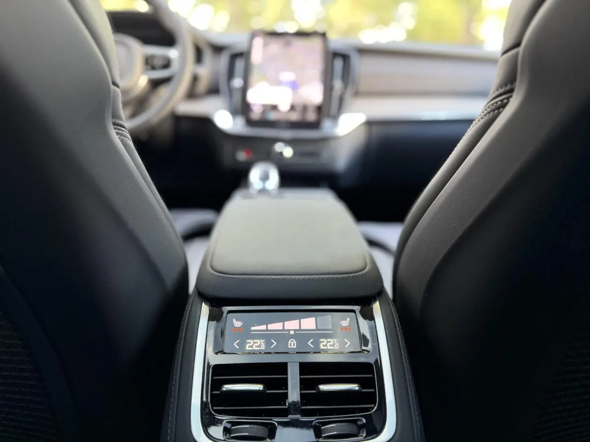 2.0 T8 Plug-in hybrid AWD Ultra Dark |Full Option|Pano|B&W|Massage/Ventilatie|Luchtvering|Trekhaak