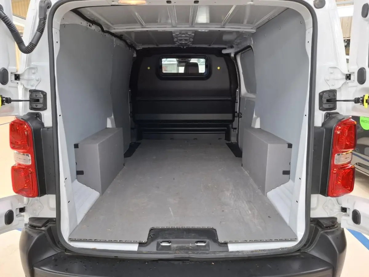 EV L3 Long 75 kWh | L3 Long | Fase 3 laden | SOH 100% | Nieuw model | 3-Zits | Navigatie | Camera |