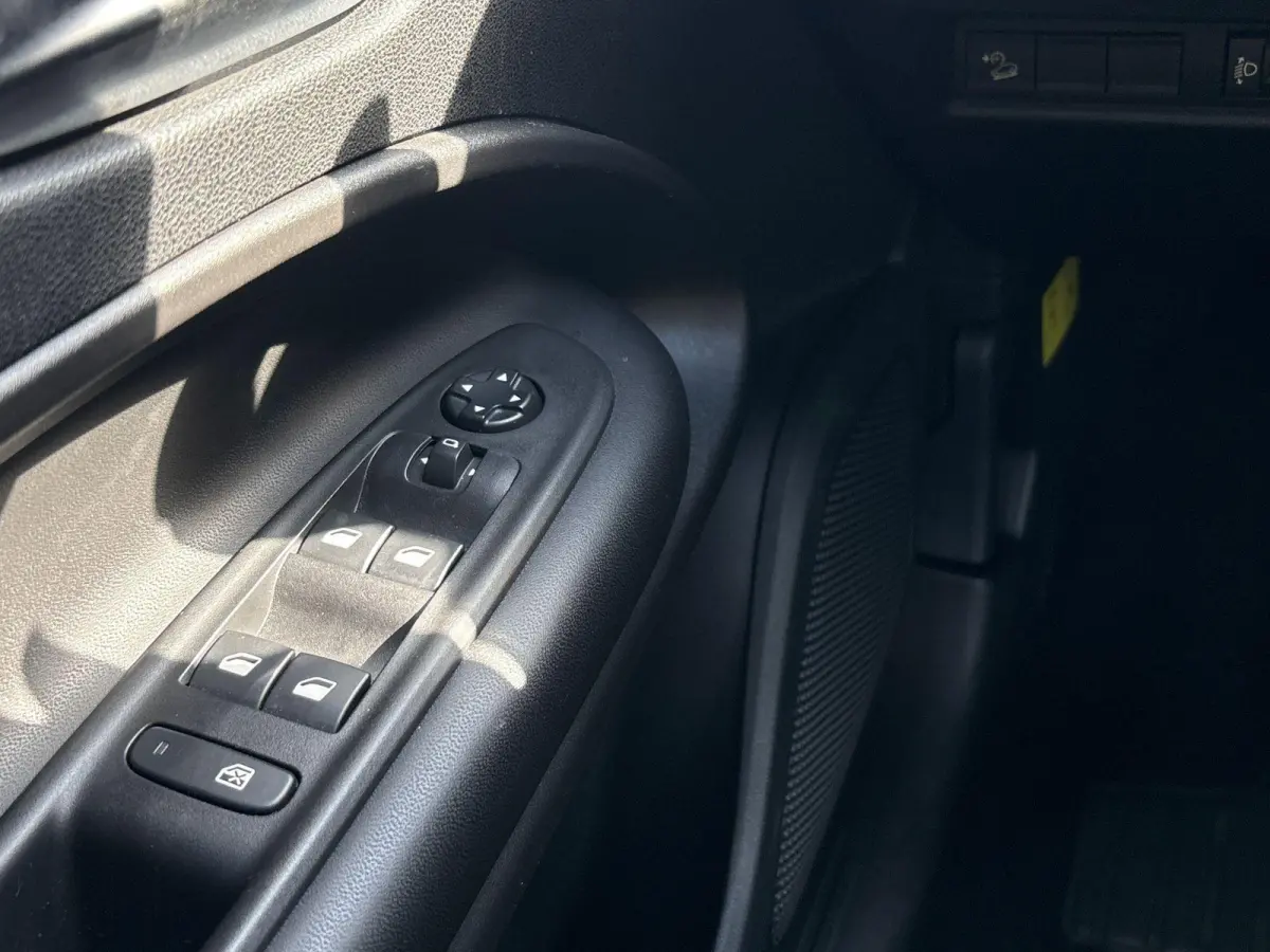 1.2 e-Hybrid Altitude | Camera | AppleCarplay | Cruise Control | LMV | Climate Control