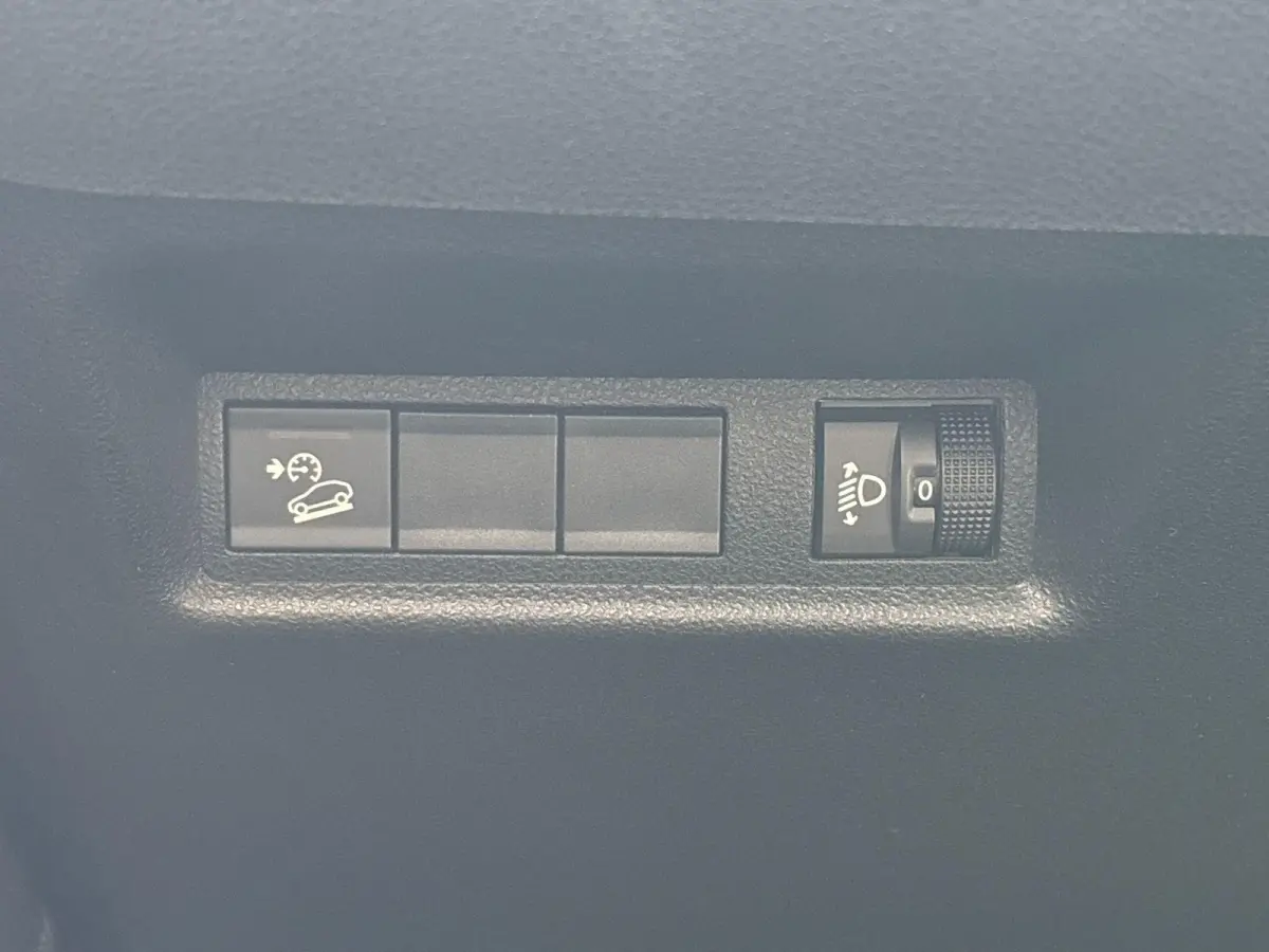 1.2 e-Hybrid Altitude | Camera | AppleCarplay | Cruise Control | LMV | Climate Control