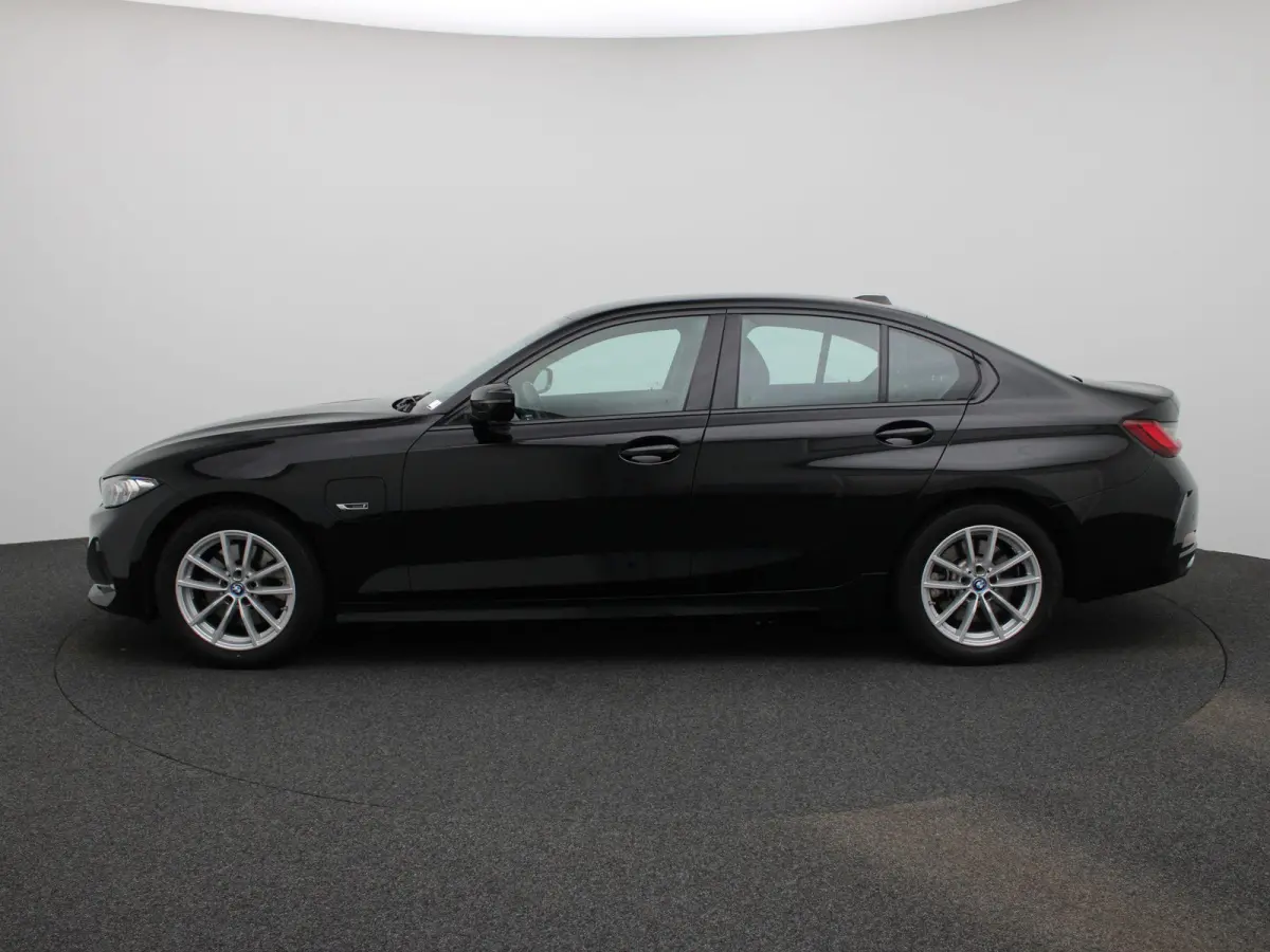 320e | APPLE CARPLAY | ANDROID AUTO | LEDER | NAVIGATIE | LED VERLICHTING | LICHTMETALEN VELGEN | PARKEERSENSOREN | DAB RADIO | BLUETOOTH |