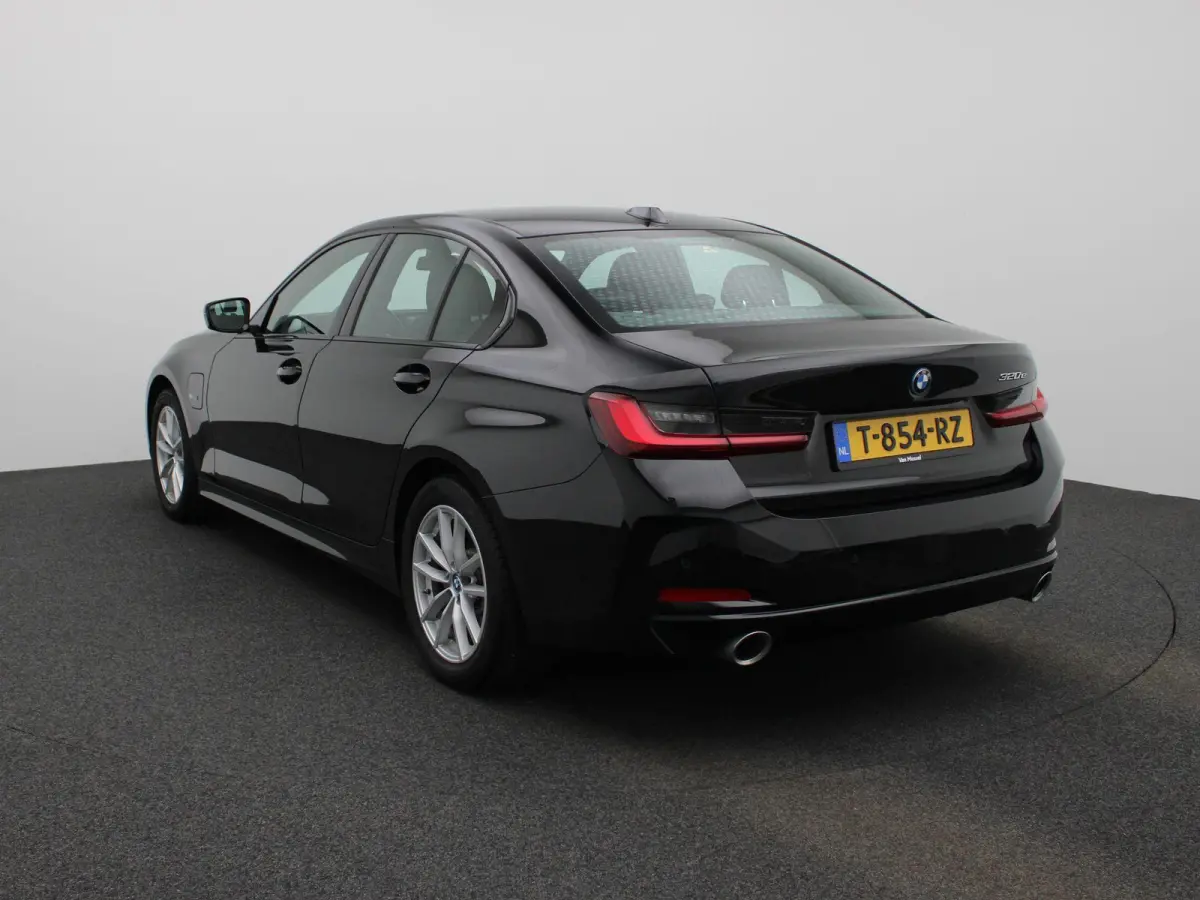 320e | APPLE CARPLAY | ANDROID AUTO | LEDER | NAVIGATIE | LED VERLICHTING | LICHTMETALEN VELGEN | PARKEERSENSOREN | DAB RADIO | BLUETOOTH |