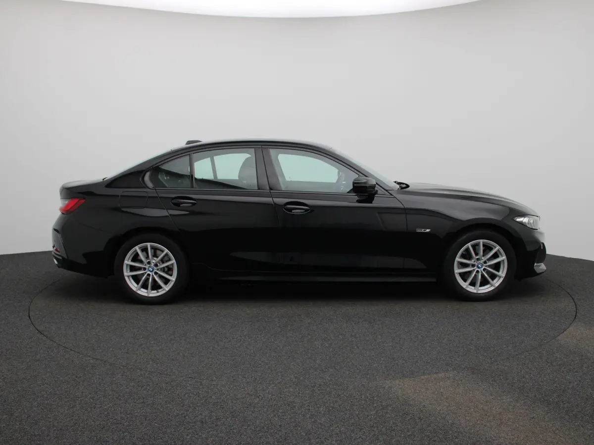 320e | APPLE CARPLAY | ANDROID AUTO | LEDER | NAVIGATIE | LED VERLICHTING | LICHTMETALEN VELGEN | PARKEERSENSOREN | DAB RADIO | BLUETOOTH |