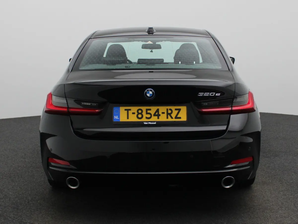 320e | APPLE CARPLAY | ANDROID AUTO | LEDER | NAVIGATIE | LED VERLICHTING | LICHTMETALEN VELGEN | PARKEERSENSOREN | DAB RADIO | BLUETOOTH |