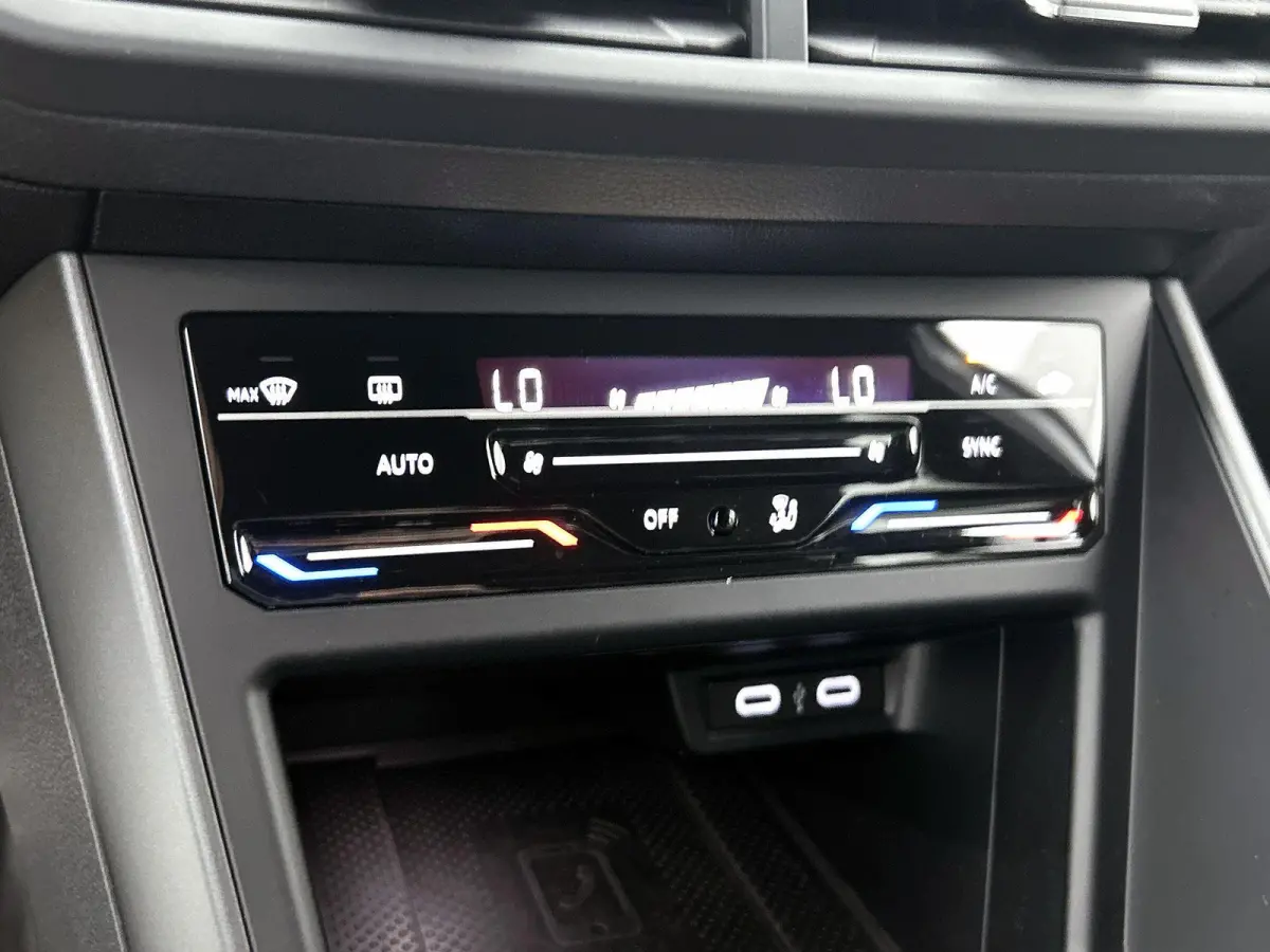 1.0 TSI R-Line | Achteruitrijcamera | Adaptieve Cruisecontrol | Apple Carplay/Android Auto | Navigatie