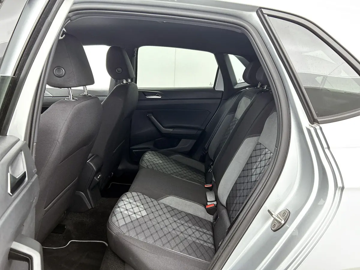 1.0 TSI R-Line | Achteruitrijcamera | Adaptieve Cruisecontrol | Apple Carplay/Android Auto | Navigatie