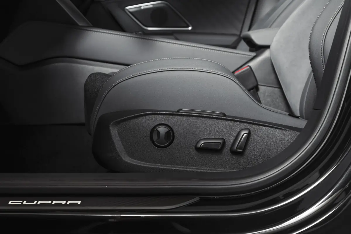 1.5 TSI e-Hybrid 272 PK VZ Extreme | S/k-Panodak | Dig. Cockpit | Adapt. Cruise | Stoel-+ Stuurverw. PDC | 360 Camera | NAV + App. Connect | ECC | Elek. Klep | LM 19" | 7976
