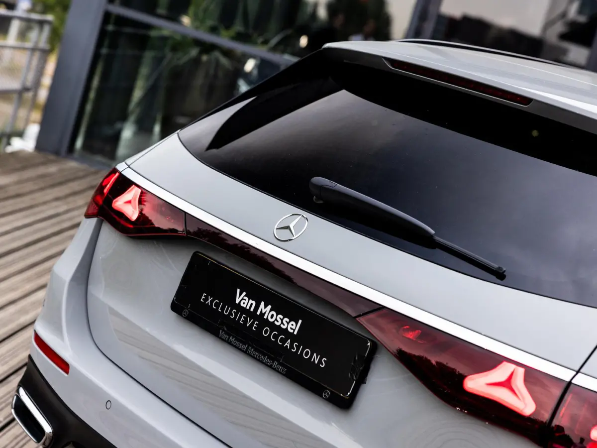300 e Sport Edition | AMG LINE | ALPINE GRIJS | BURMESTER | SUPERSCREEN | STOELMEMORY | TREKHAAK | PANORAMA/SCHUIF-KANTELDAK | NIGHT PAKKET | 20 INCH ZWART MULTISPAAK | KEYLESS | NL AUTO | 1