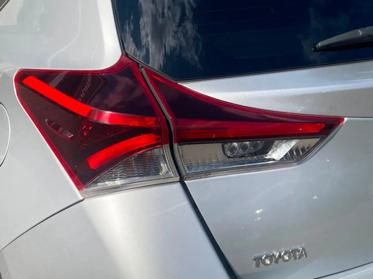 1.8 Hybrid Trend Airco | Camera | Cruise Control | DAB | LMV 16" | Pano | Trekhaak |
