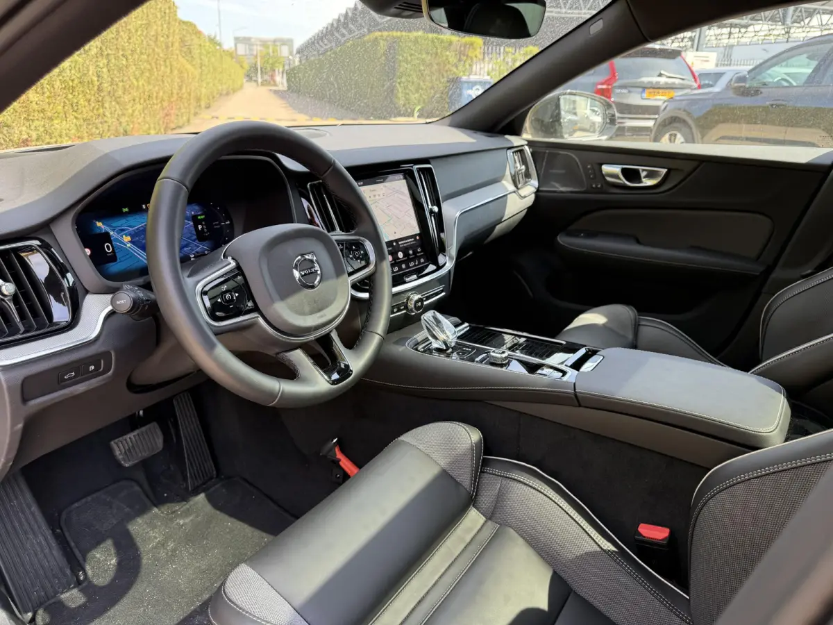 T8 Plug-in hybrid AWD Plus Dark | Blis | Trekhaak | Pano dak | Keyless | Elektrische stoelen | Head up display | 360 camera | Stuur en stoel verwarming | Harman / kardon audio | Cruise contr