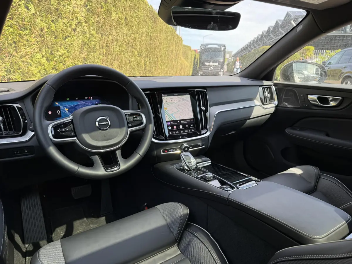 T8 Plug-in hybrid AWD Plus Dark | Blis | Trekhaak | Pano dak | Keyless | Elektrische stoelen | Head up display | 360 camera | Stuur en stoel verwarming | Harman / kardon audio | Cruise contr