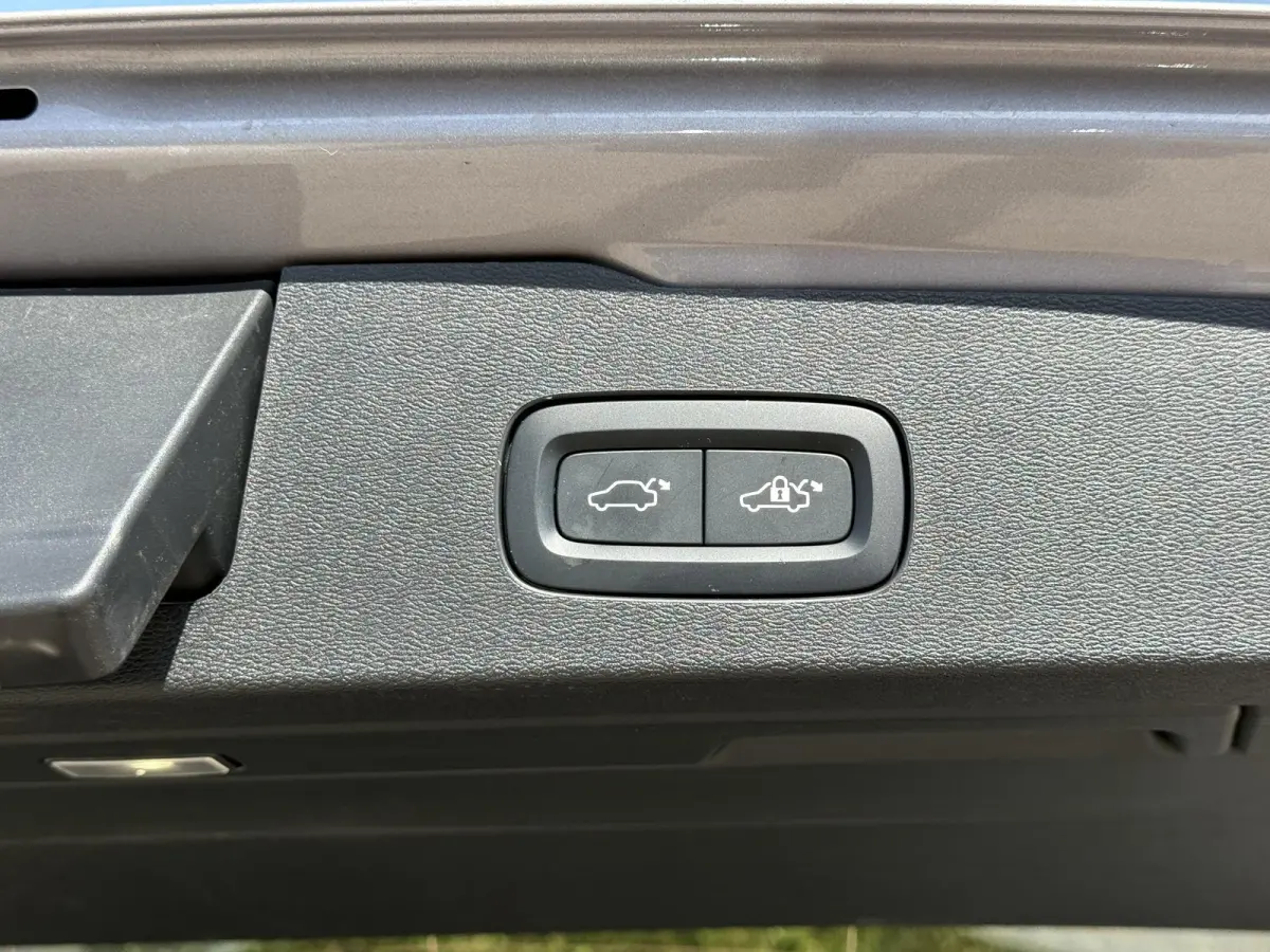 T8 Plug-in hybrid AWD Plus Dark | Blis | Trekhaak | Pano dak | Keyless | Elektrische stoelen | Head up display | 360 camera | Stuur en stoel verwarming | Harman / kardon audio | Cruise contr