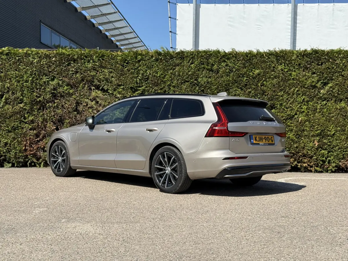 T8 Plug-in hybrid AWD Plus Dark | Blis | Keyless | Trekhaak | 360 camera | Elektrische stoelen | Head up display | Pano dak | Harman & kardon audio | Stuur en stoel verwarming | Cruise contr