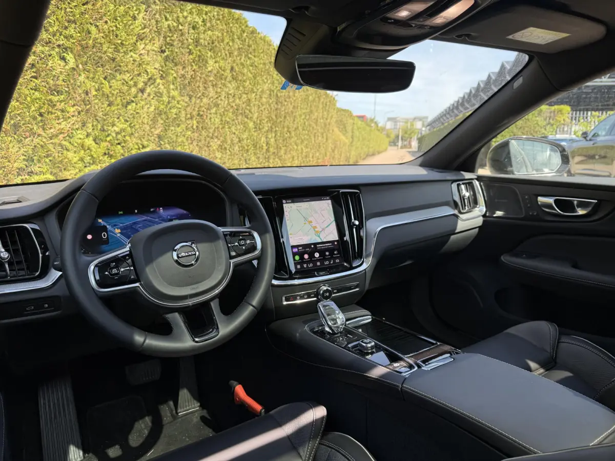 T8 Plug-in hybrid AWD Plus Dark | Blis | Keyless | Trekhaak | 360 camera | Elektrische stoelen | Head up display | Pano dak | Harman & kardon audio | Stuur en stoel verwarming | Cruise contr