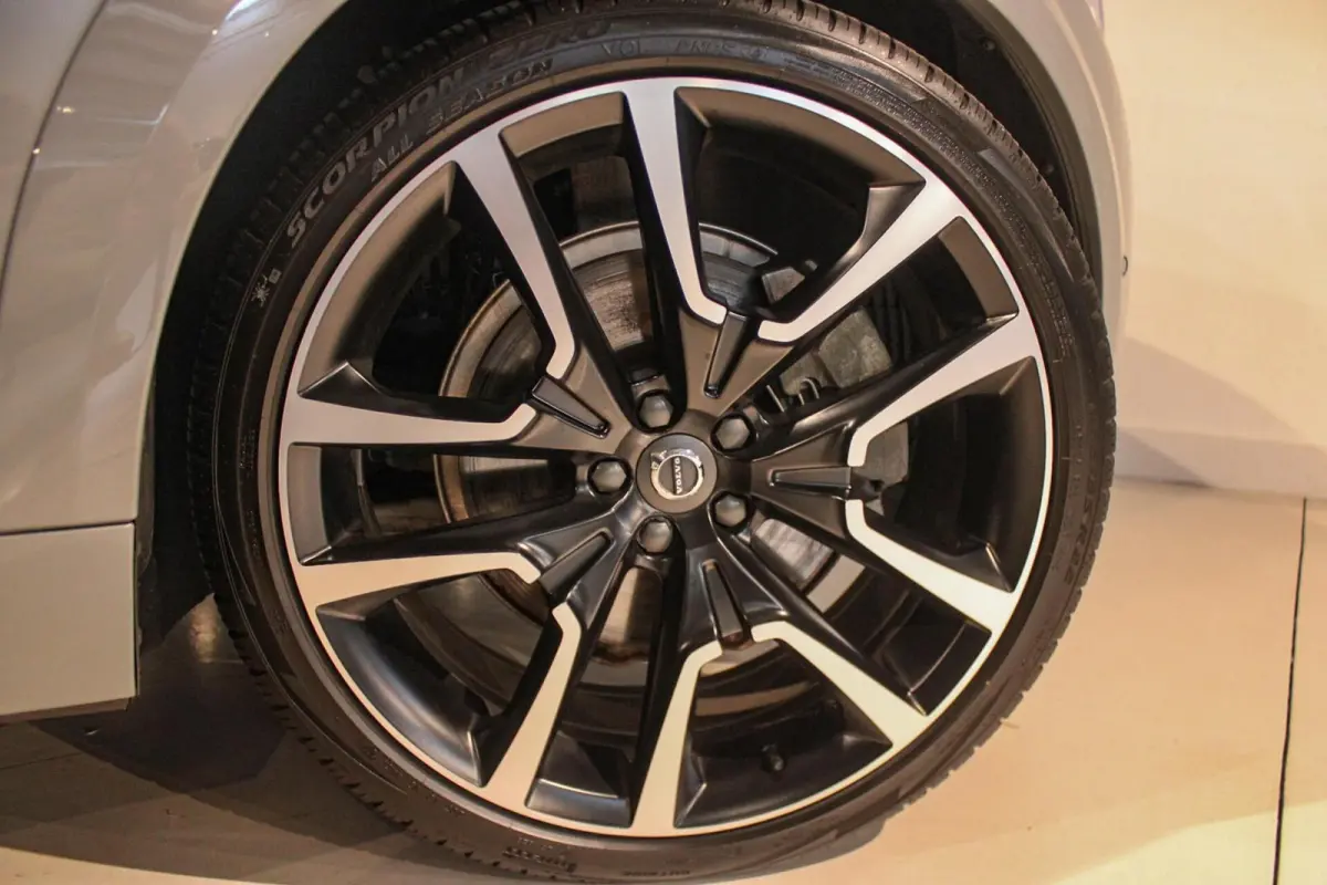2.0 T6 Plug-in hybrid AWD Plus Dark LUCHTV | PANO