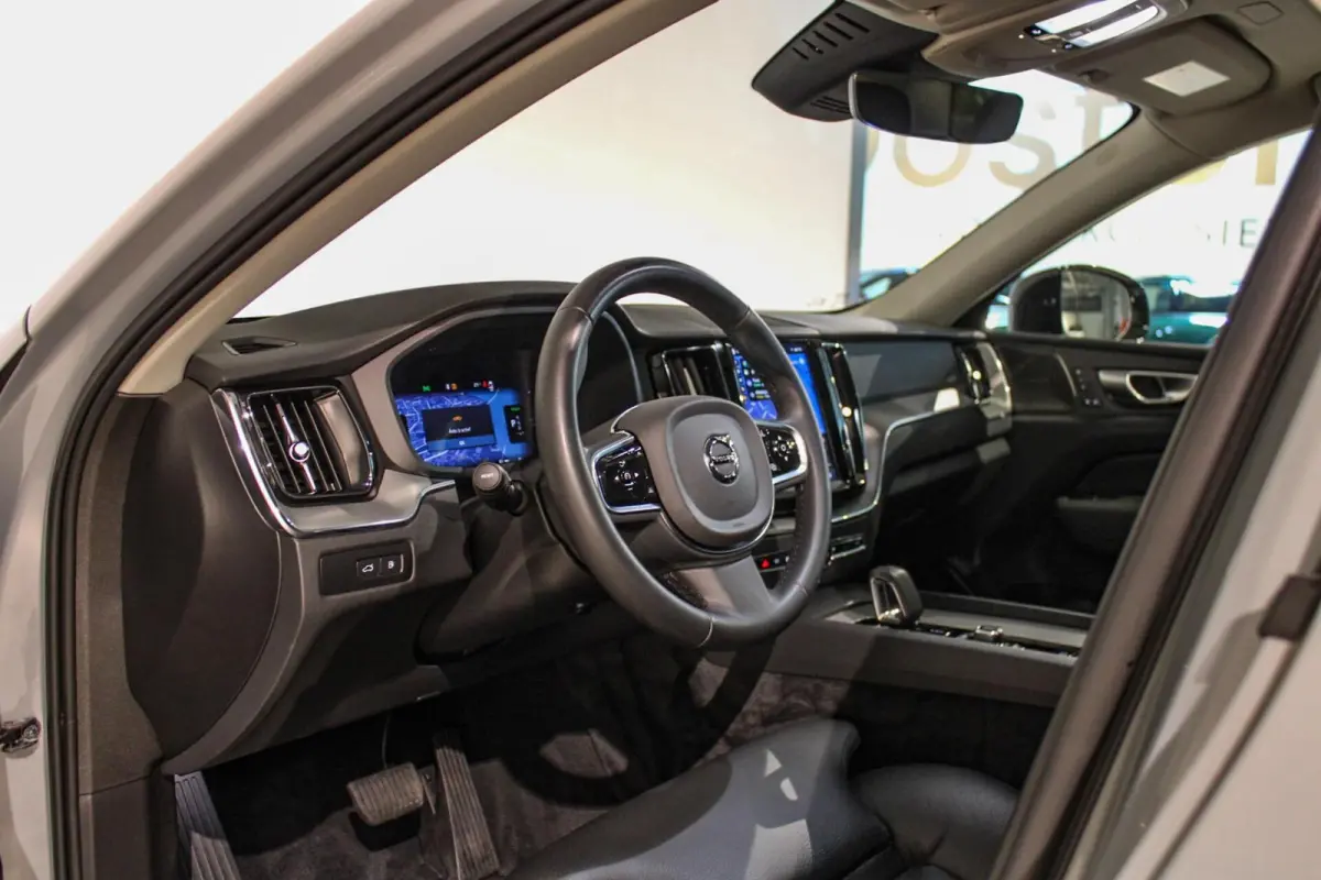 2.0 T6 Plug-in hybrid AWD Plus Dark LUCHTV | PANO