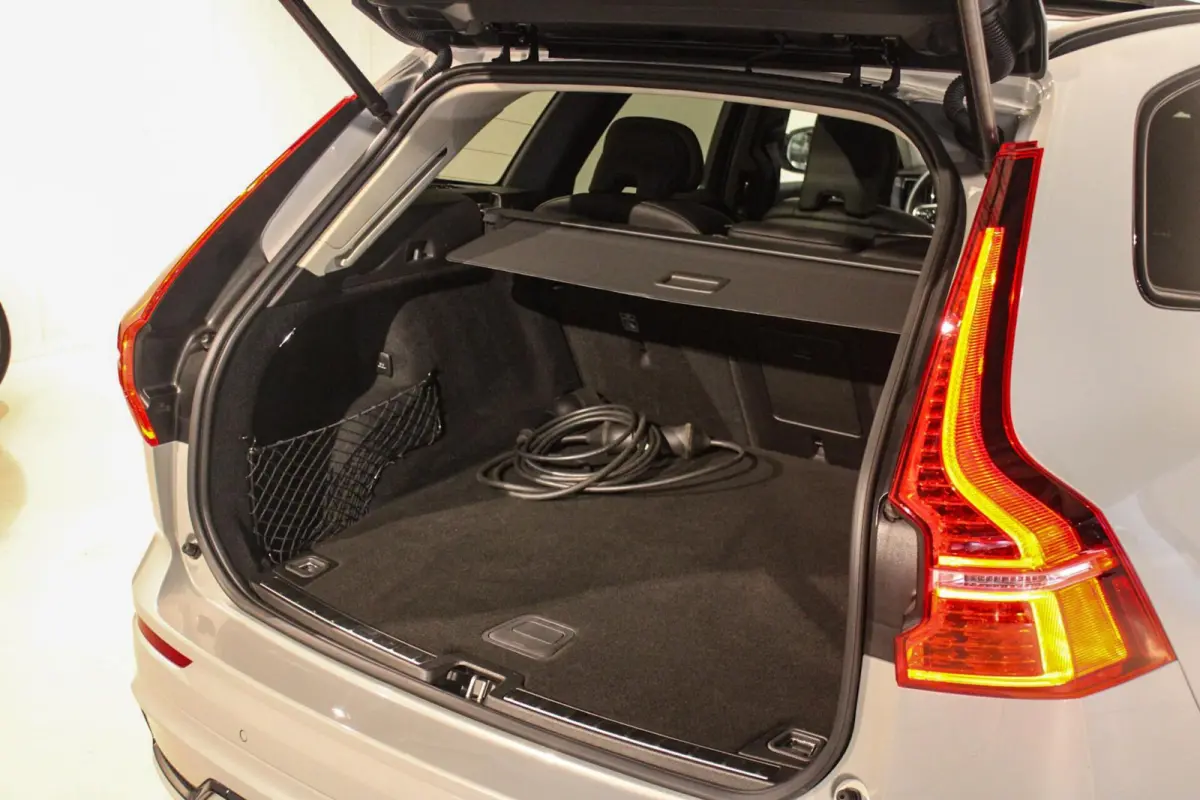 2.0 T6 Plug-in hybrid AWD Plus Dark LUCHTV | PANO