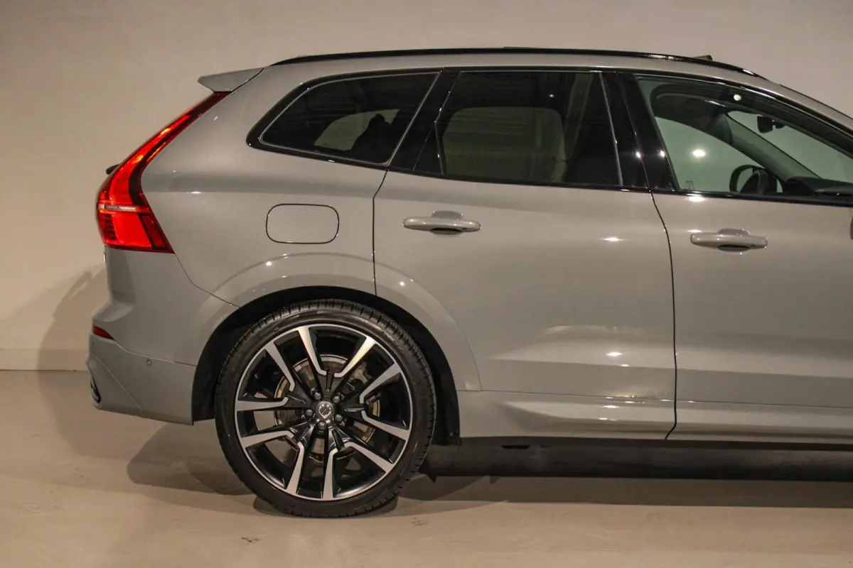 2.0 T6 Plug-in hybrid AWD Plus Dark LUCHTV | PANO