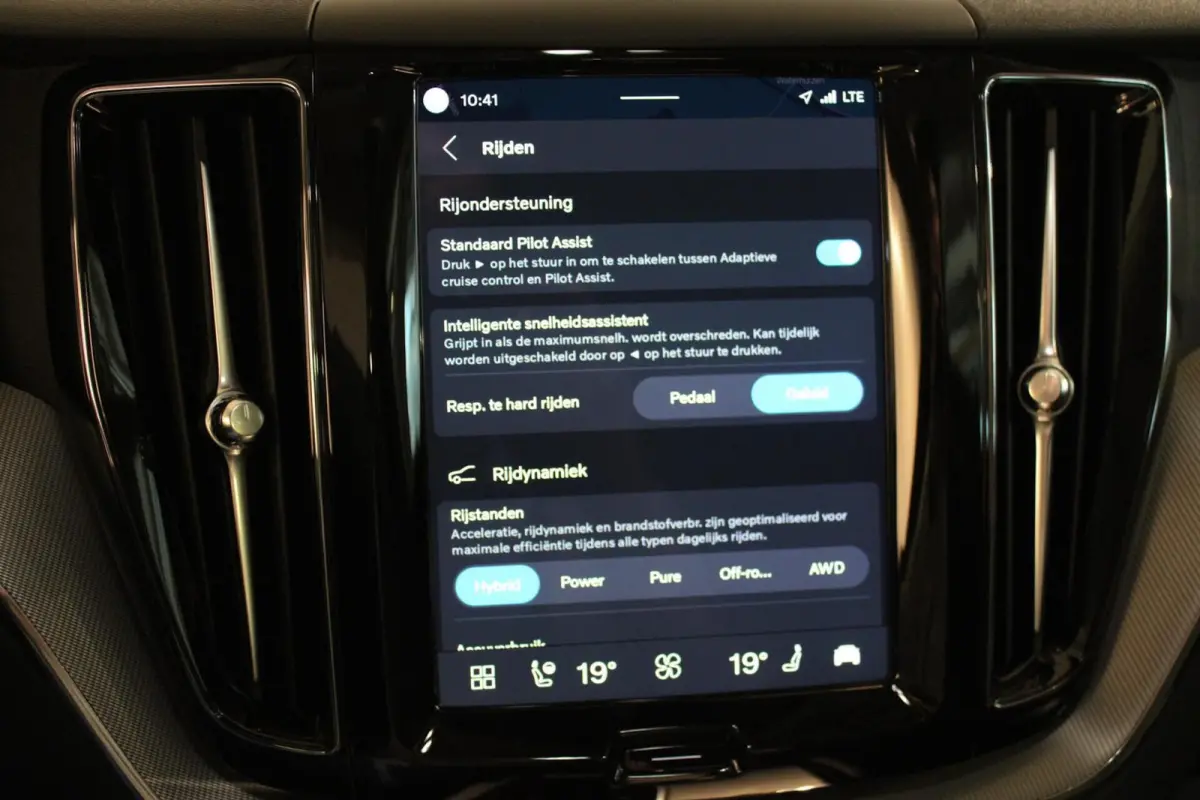 2.0 T6 Plug-in hybrid AWD Plus Dark LUCHTV | PANO