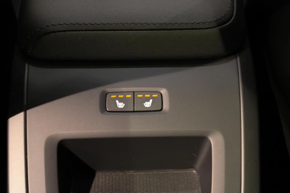 2.0 T6 Plug-in hybrid AWD Plus Dark LUCHTV | PANO