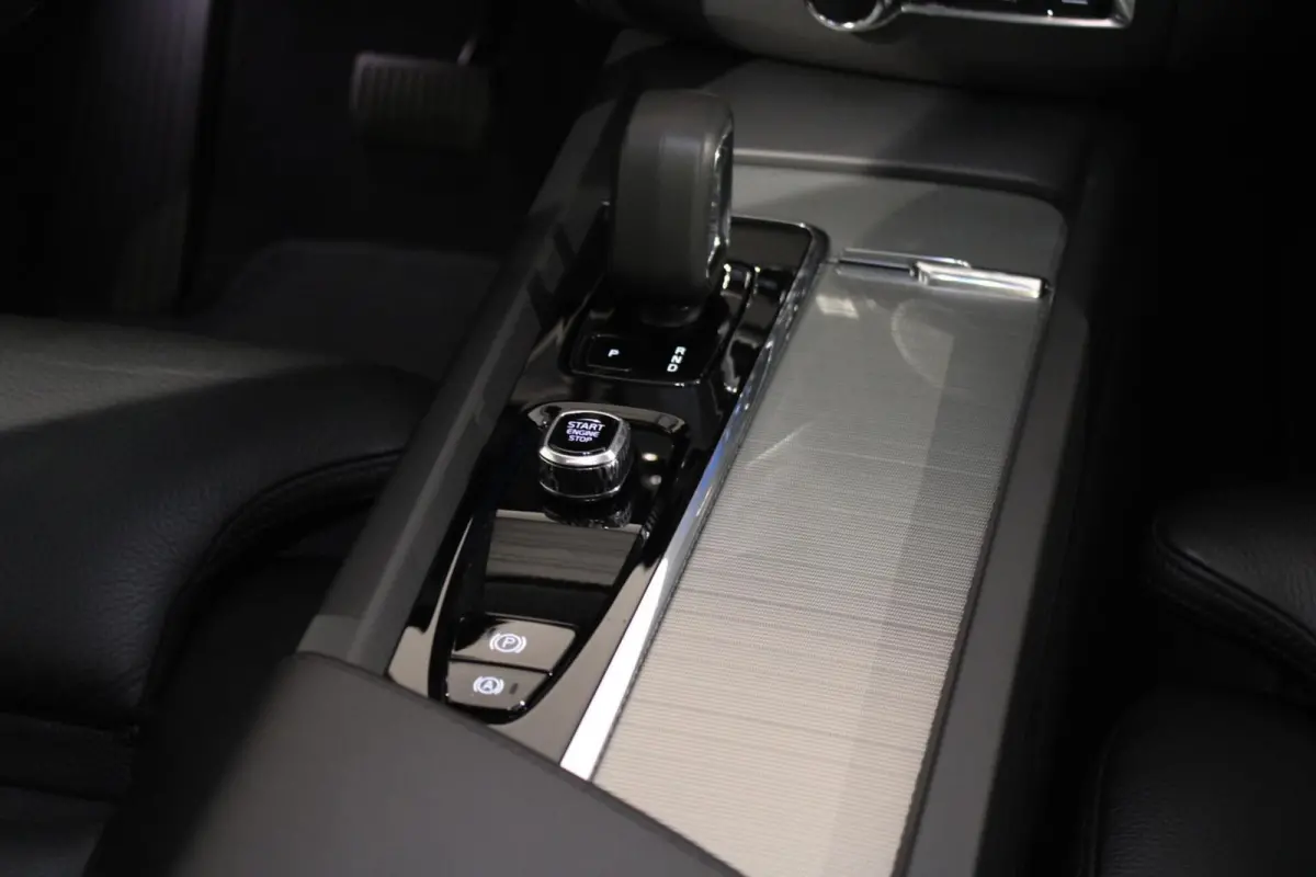 2.0 T6 Plug-in hybrid AWD Plus Dark LUCHTV | PANO