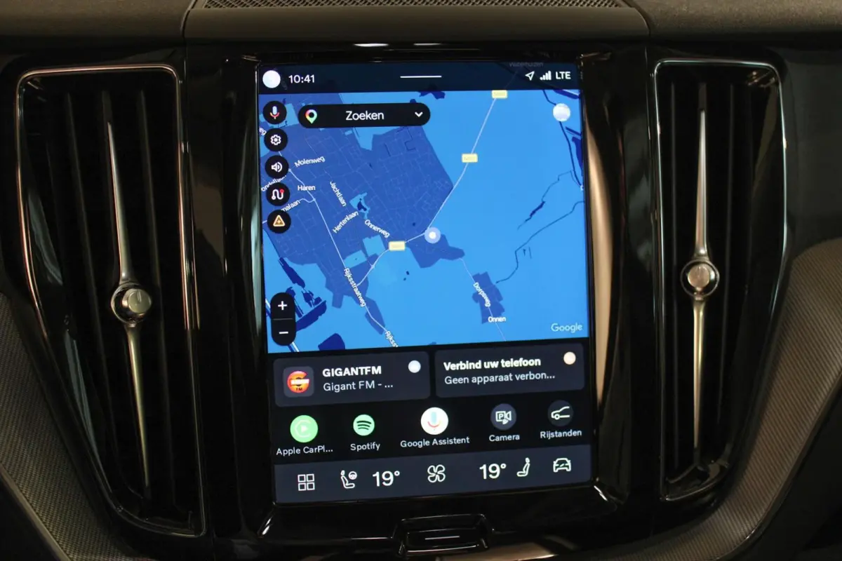 2.0 T6 Plug-in hybrid AWD Plus Dark LUCHTV | PANO