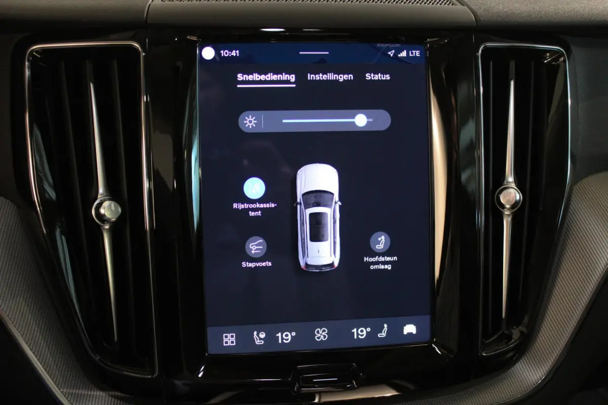 2.0 T6 Plug-in hybrid AWD Plus Dark LUCHTV | PANO
