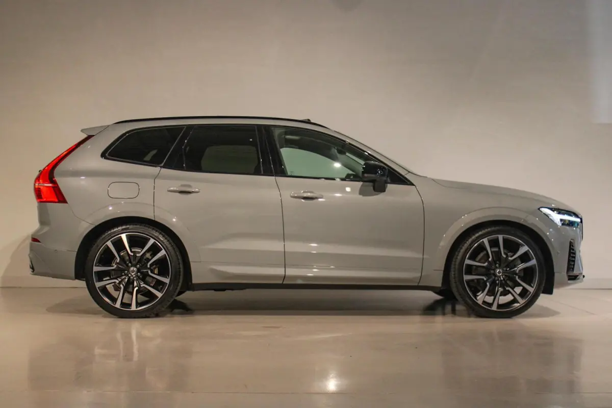 2.0 T6 Plug-in hybrid AWD Plus Dark LUCHTV | PANO