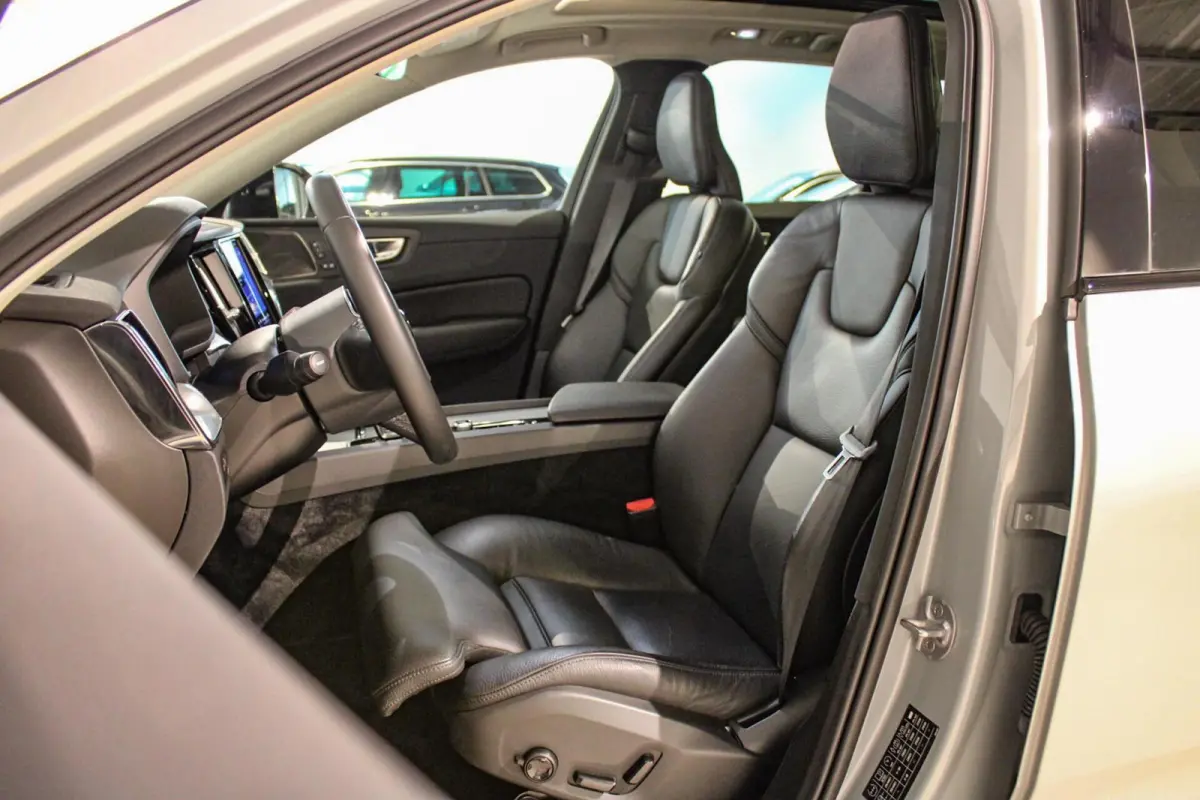 2.0 T6 Plug-in hybrid AWD Plus Dark LUCHTV | PANO