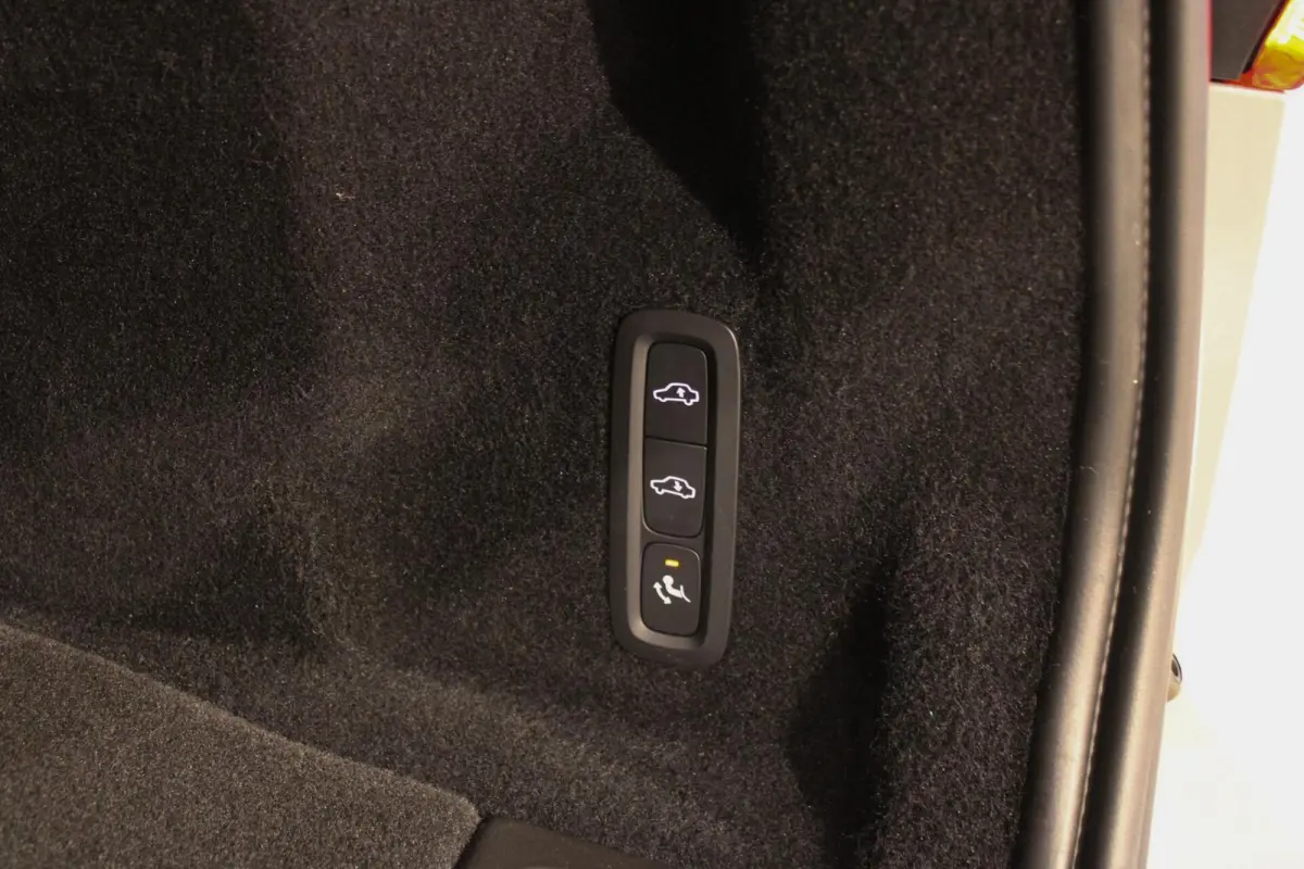 2.0 T6 Plug-in hybrid AWD Plus Dark LUCHTV | PANO