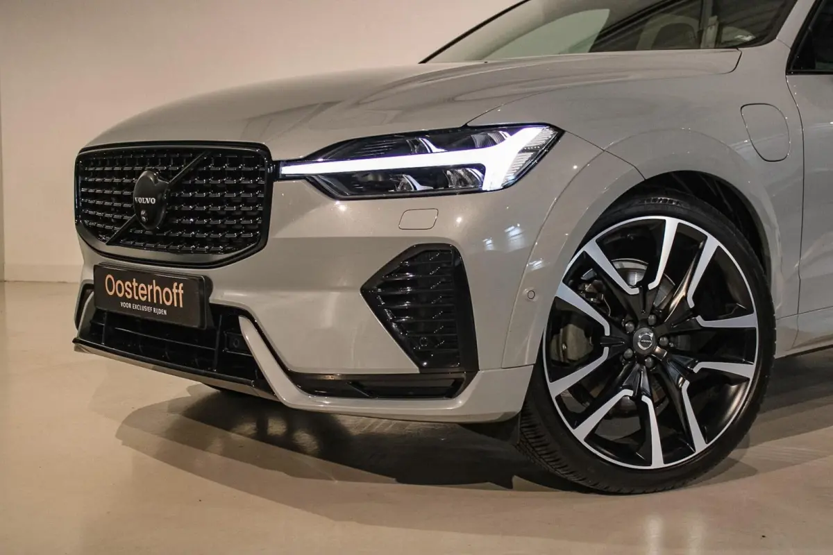 2.0 T6 Plug-in hybrid AWD Plus Dark LUCHTV | PANO