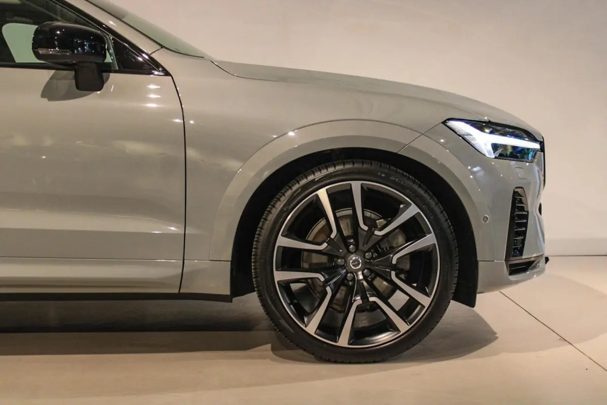 2.0 T6 Plug-in hybrid AWD Plus Dark LUCHTV | PANO