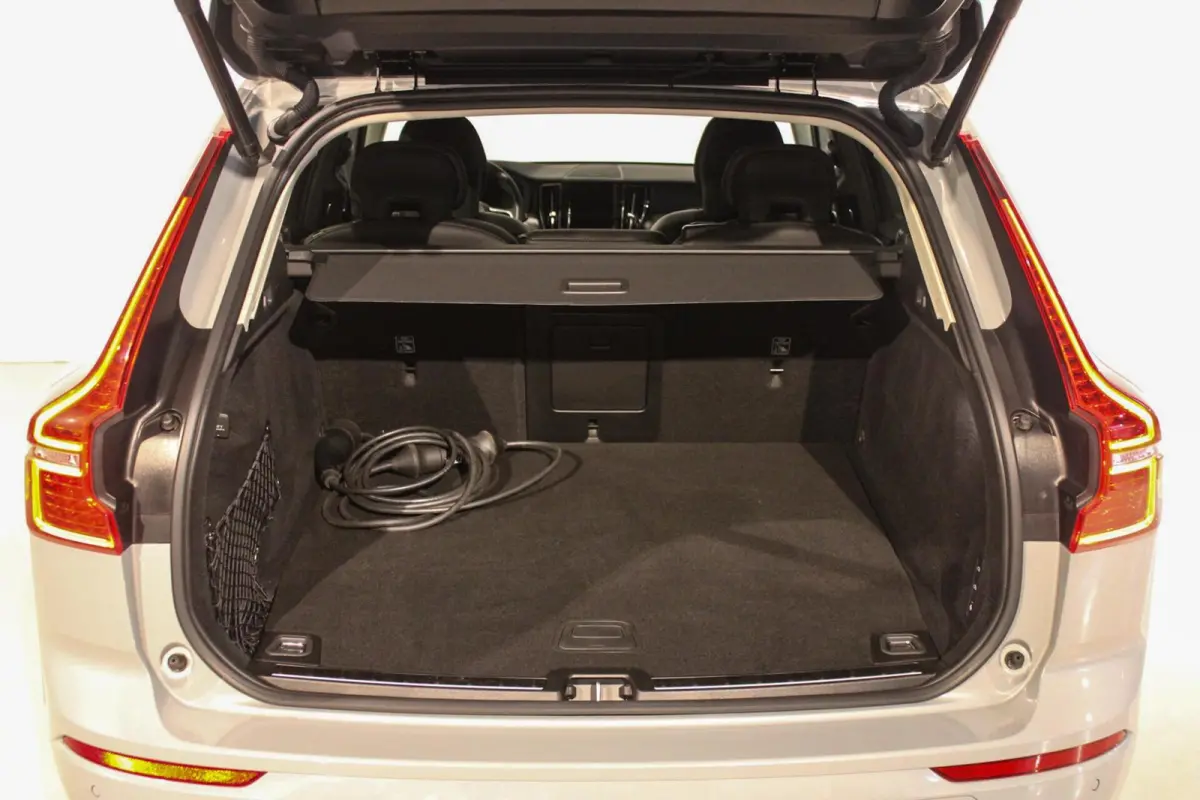 2.0 T6 Plug-in hybrid AWD Plus Dark LUCHTV | PANO