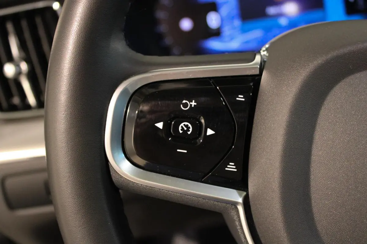 2.0 T6 Plug-in hybrid AWD Plus Dark LUCHTV | PANO
