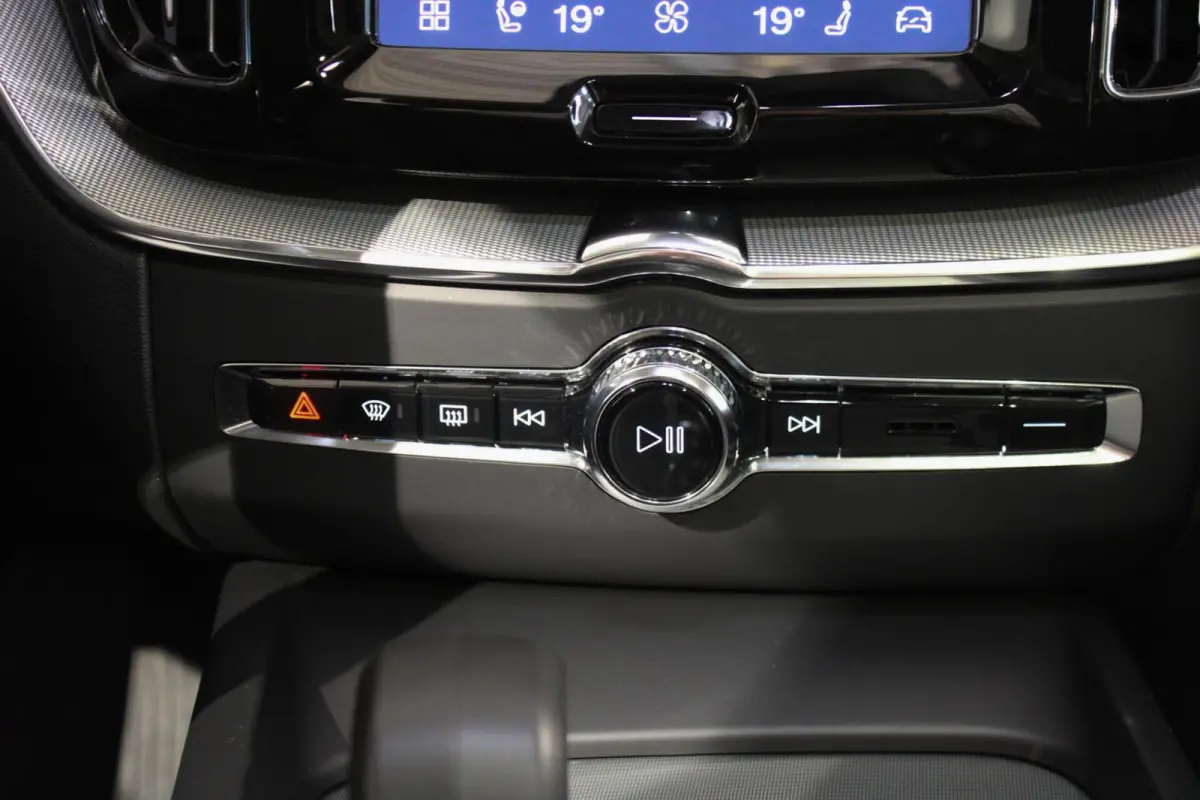 2.0 T6 Plug-in hybrid AWD Plus Dark LUCHTV | PANO