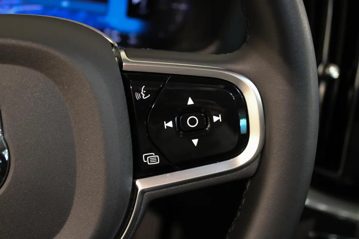 2.0 T6 Plug-in hybrid AWD Plus Dark LUCHTV | PANO