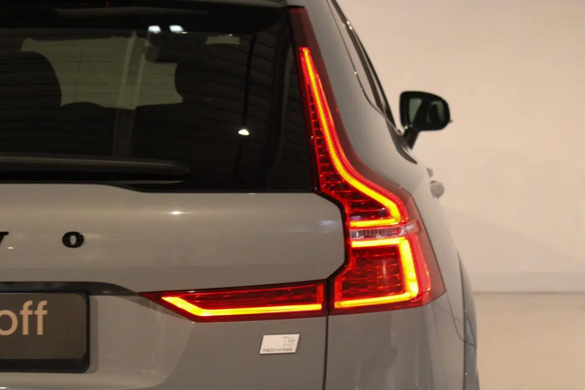 2.0 T6 Plug-in hybrid AWD Plus Dark LUCHTV | PANO