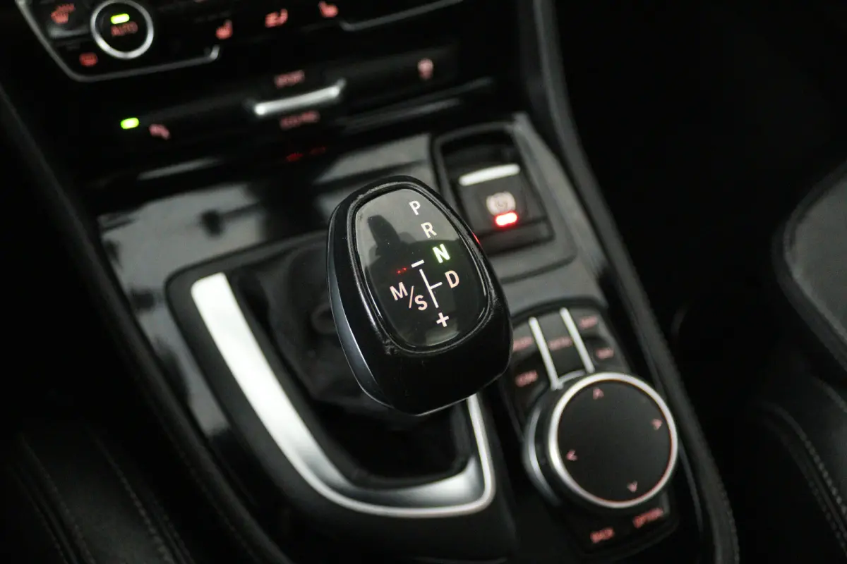 220i High Executive (PANORAMADAK, STOELVERWARMING, TREKHAAK, CAMERA)