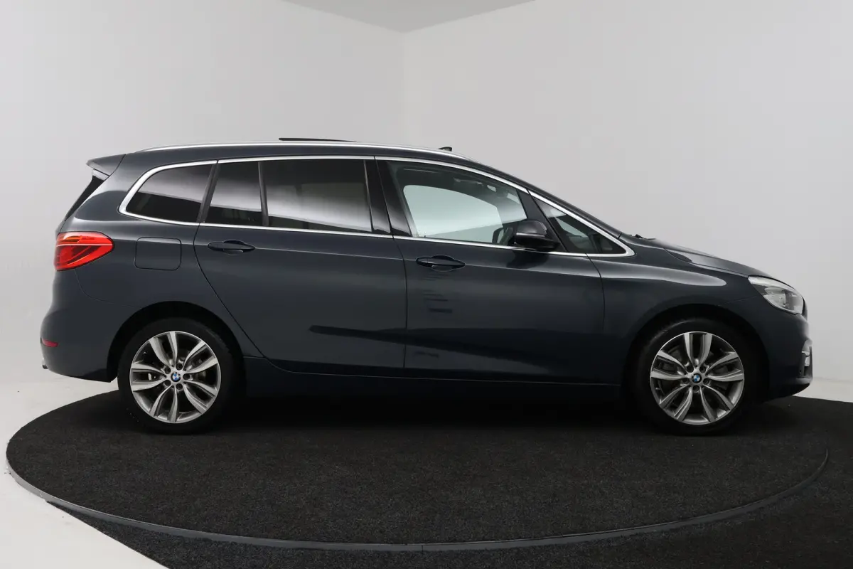 220i High Executive (PANORAMADAK, STOELVERWARMING, TREKHAAK, CAMERA)
