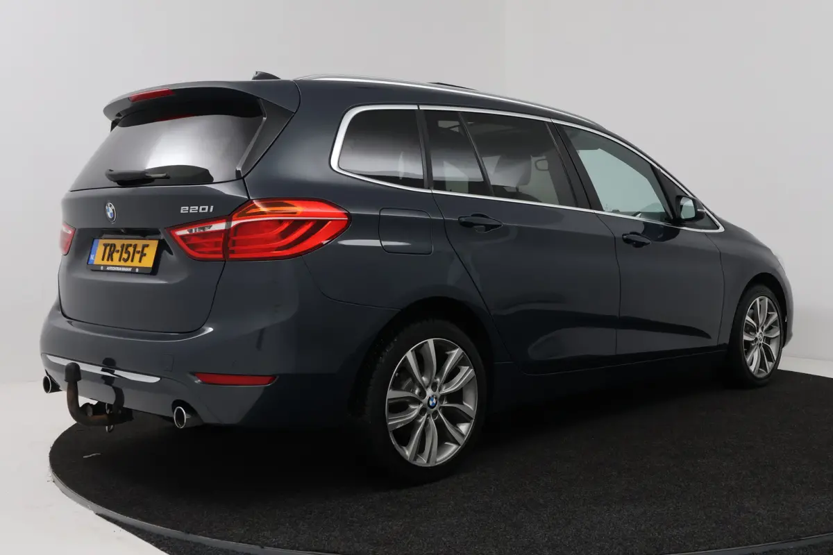 220i High Executive (PANORAMADAK, STOELVERWARMING, TREKHAAK, CAMERA)